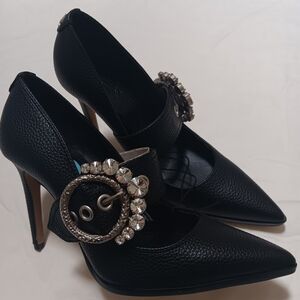 Black ladies heels/pumps.